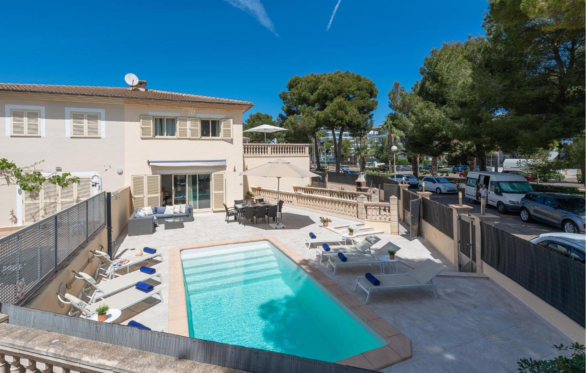 Awesome In With Outdoor Swimming Pool *